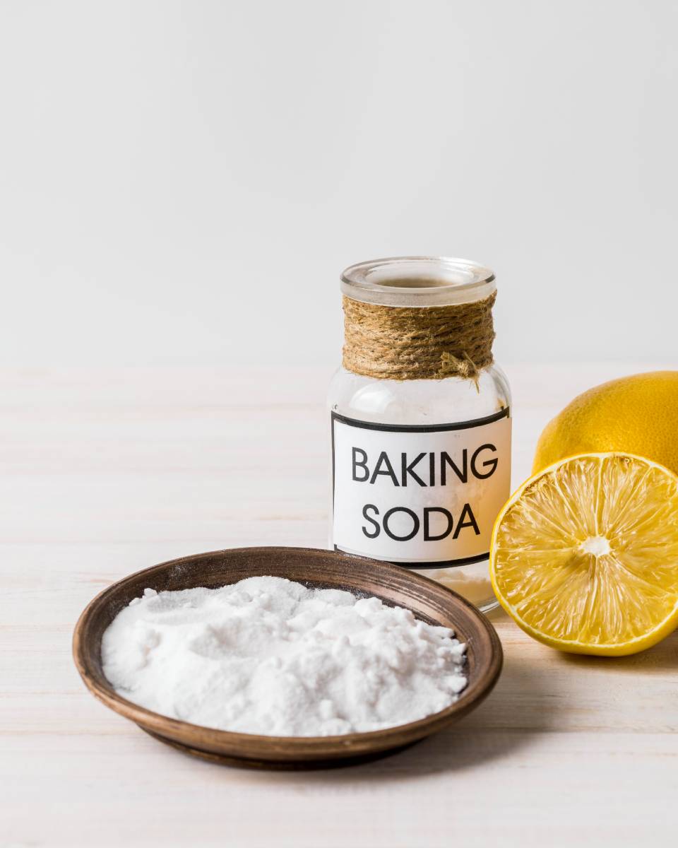 3.7 Khử mùi nhà vệ sinh bằng baking soda và giấm trắng
